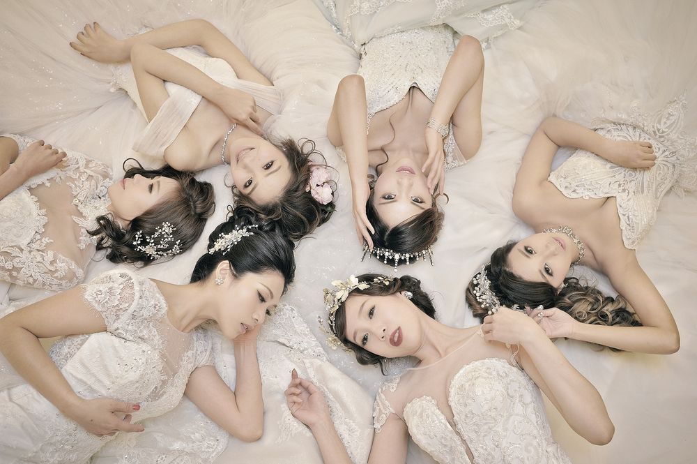 Обои для рабочего стола Группа T-ara, k-pop, азиатки позируют в свадебных платьях, лежа, Южная Корея / Korea