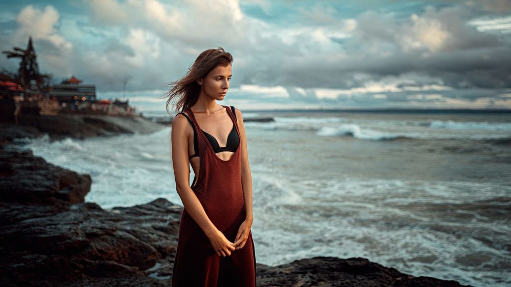 Обои для рабочего стола Девушка стоит на фоне моря, фотограф Георгий Чернядьев