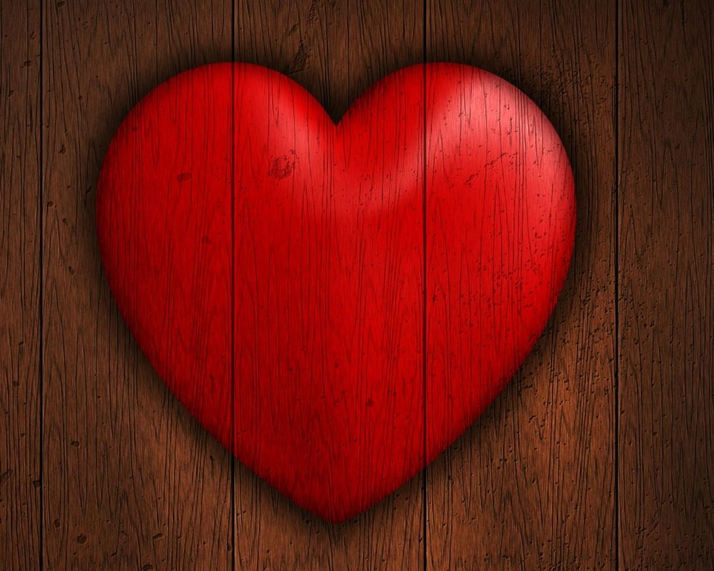 Обои для рабочего стола Деревянное красное сердечко на деревянной поверхности
