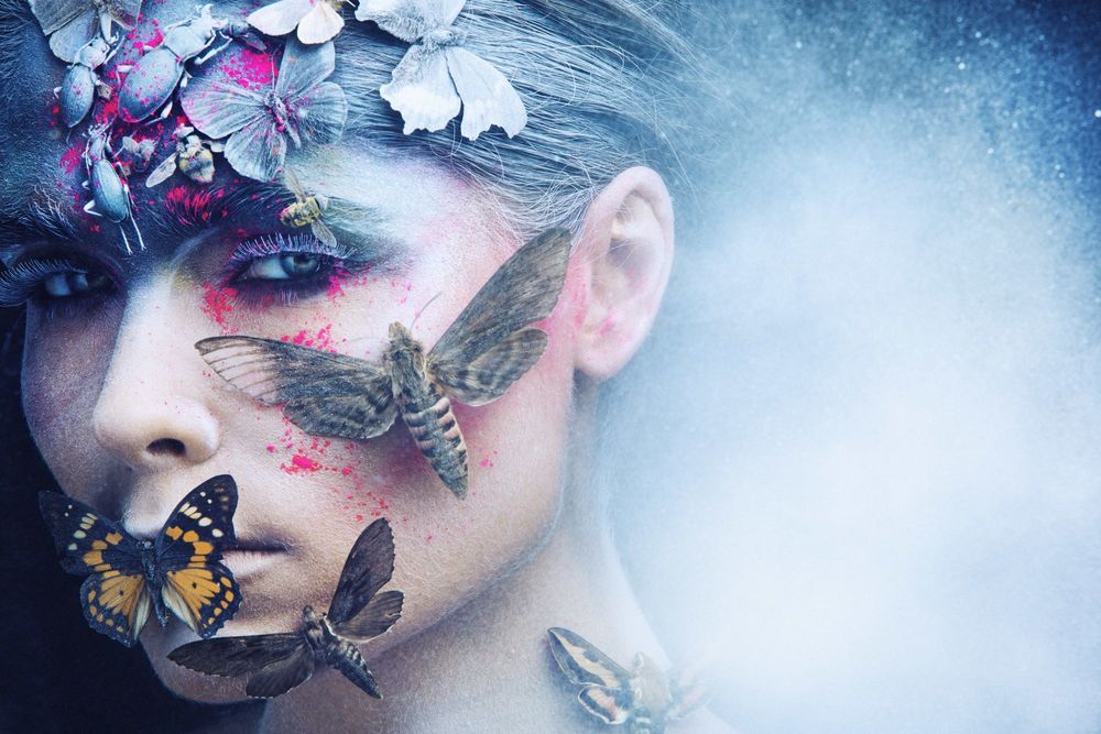 Обои для рабочего стола Портрет девушки с бабочками и мотыльками, фотограф Сережа Щелухин