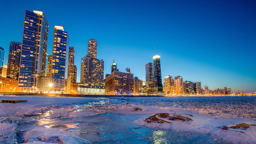 Обои для рабочего стола Вечерний вид с замерзшего озера Мичиган / Michigan на небоскребы города Чикаго, штат Иллинойс, США / Chicago, Illinois, USA