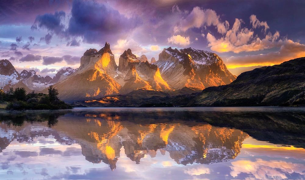 Обои для рабочего стола Горы перед озером под облаками, фотограф Timothy Poulton
