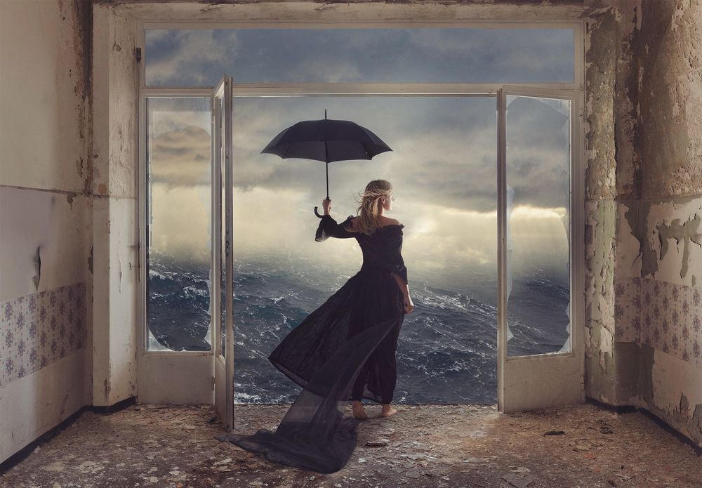 Обои для рабочего стола Девушка с зонтом стоит в заброшенной комнате и смотрит на море, фотограф Evgeny Loza