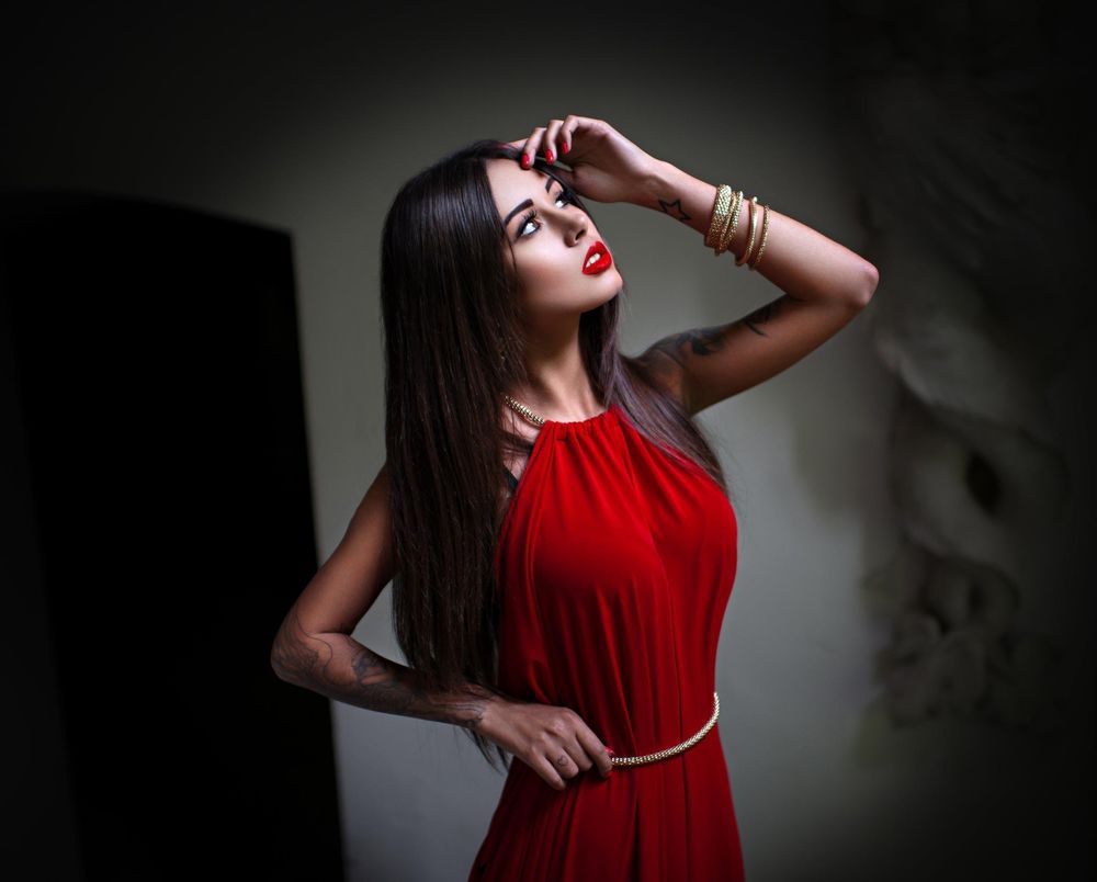 Обои для рабочего стола Модель Diana Melison / Диана Мелисон в красном платье