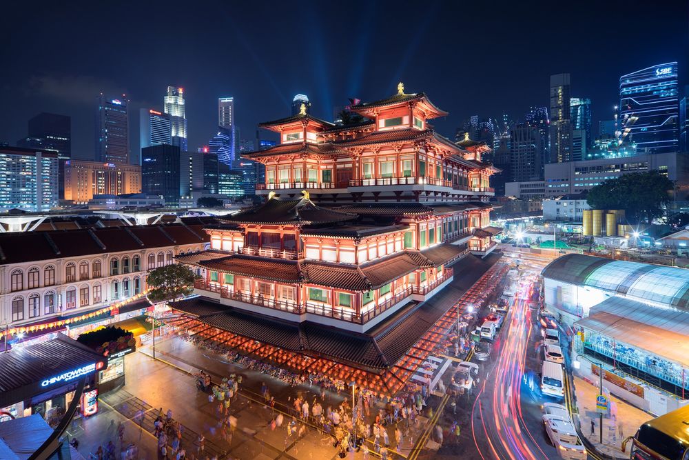 Обои для рабочего стола Вечерний вид на Buddha tooth relic temple and Museum / Буддийский храм и музей, Singapore / Сингапур