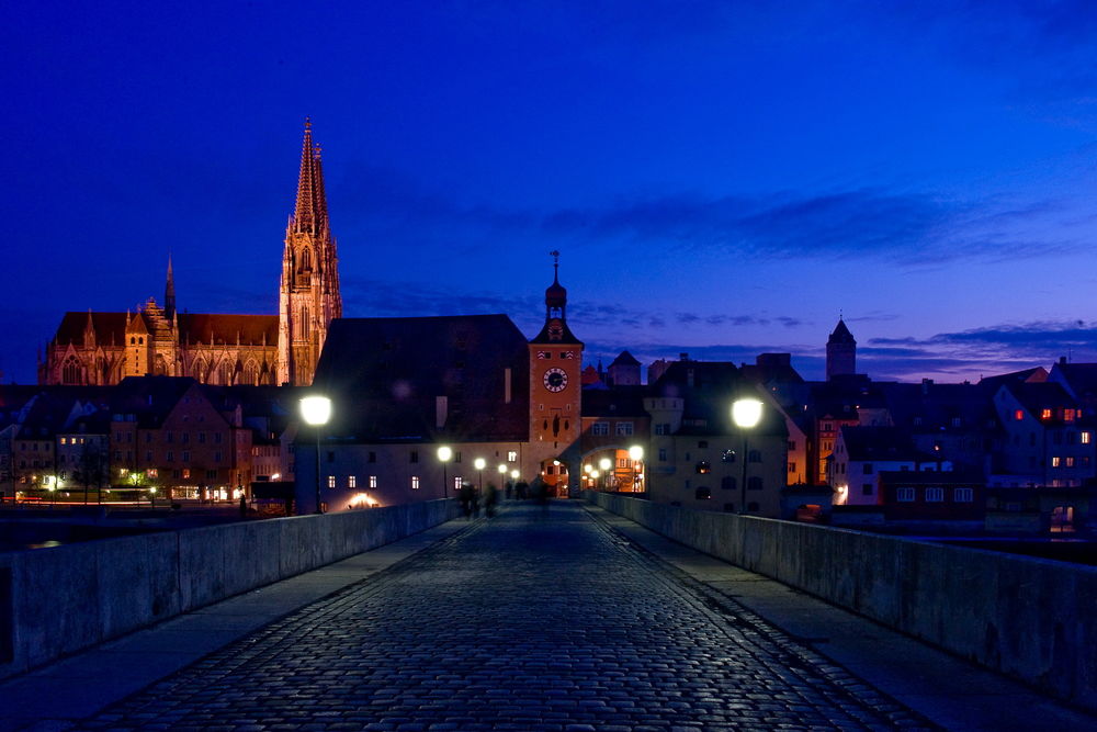 Обои для рабочего стола Мост в городе Регенсбург / Regensburg в Германии / Germany вечером