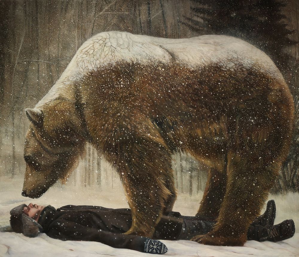 Обои для рабочего стола Над мужчиной лежащим на снегу, стоит медведь, by Christer Karlstad
