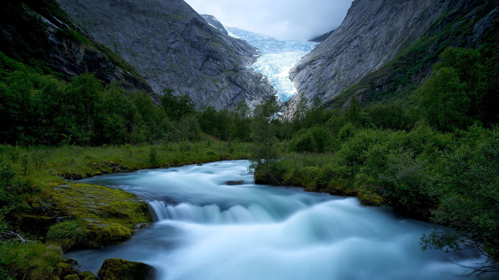 Обои для рабочего стола Речка в горном леднике Бриксдальсбреен / Briksdalsbreen летом, Норвегия / Norway