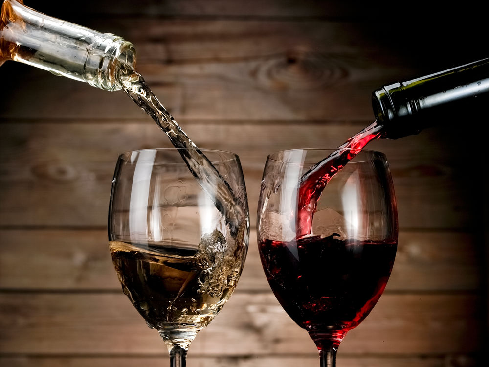Обои на рабочий стол В два бокала наливают белое и красное вино, обои для  рабочего стола, скачать обои, обои бесплатно