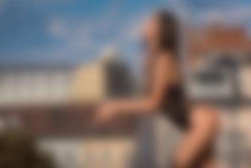 Обои для рабочего стола Модель Noemi Kappel в нижнем белье стоит на фоне города, фотограф Stephan Hainzl