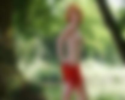 Полу обнаженная сексуальная блондинка в лесу