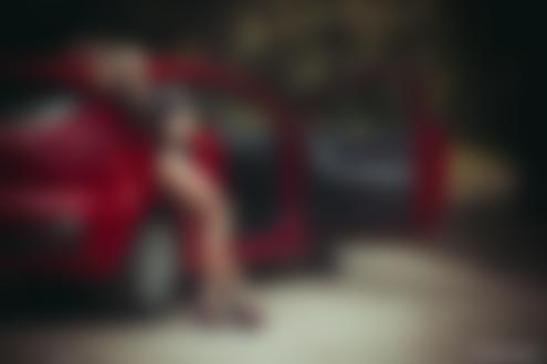 Обои для рабочего стола Девушка в нижнем белье стоит у авто, фотограф Anton Myrkov
