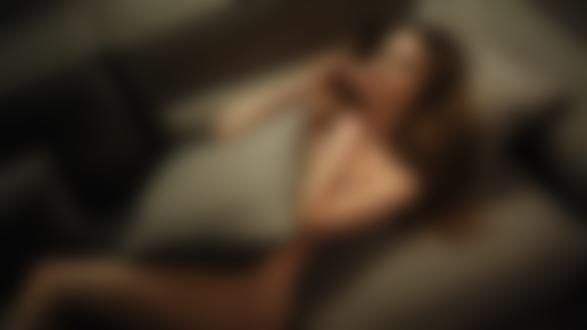 Обои на рабочий стол Модель София лежит на диване с подушками, фотограф Георгий Чернядьев