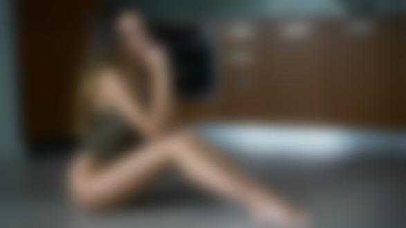Обои на рабочий стол Девушка в маечке сидит на полу, фотограф Jason Harynuk