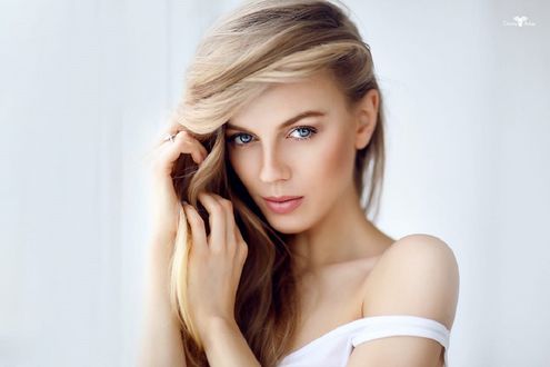 Обои на рабочий стол Модель Алена держит волосы в руках, фотограф Dmitry Arhar