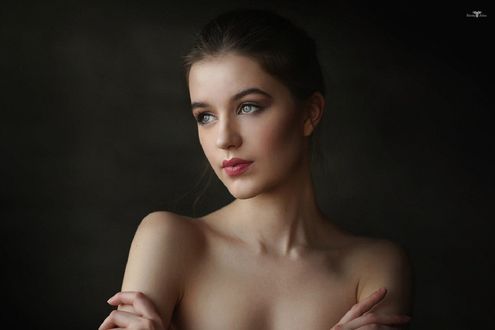 Обои на рабочий стол Милая модель Катерина смотрит в сторону, фотограф Dmitry Arhar