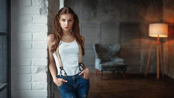 Обои на рабочий стол Модель Элина в майке и джинсах стоит у стены, фотограф Георгий Чернядьев