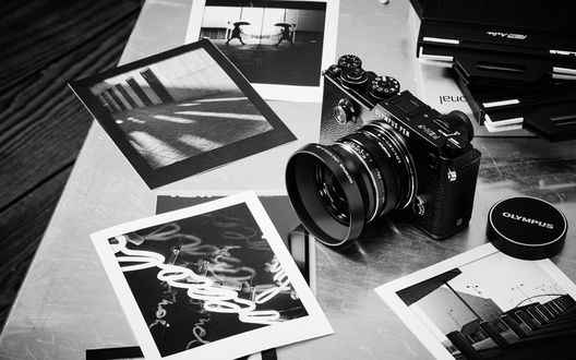 Обои на рабочий стол Камера и фотографии на столе