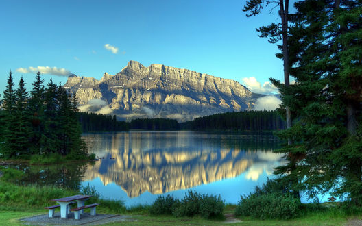 Обои на рабочий стол Столик возле озера Two Jack в национальном парке Банф / Banff National Park, Канада / Canada на фоне гор и хвойных лесов