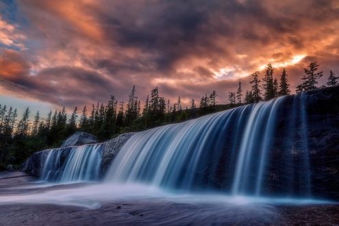 Обои на рабочий стол Мрачное небо после дождя над водопадом, фотограф Daniel Herr