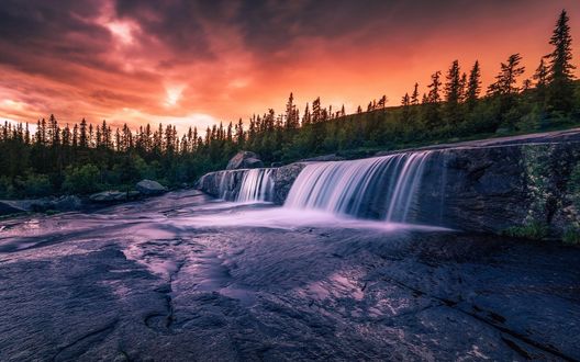 Обои на рабочий стол Небо на закате над огромным водопадом, фотограф Daniel Herr