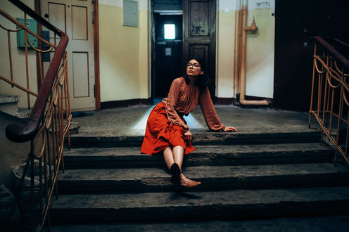 Обои на рабочий стол Девушка сидит на ступеьках, фотограф Marat Safin
