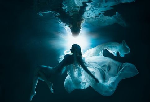 Обои на рабочий стол Девушка под водой, фотограф Lucie Drlikova