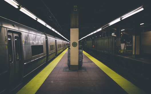 Обои на рабочий стол Вечернее безлюдное метро