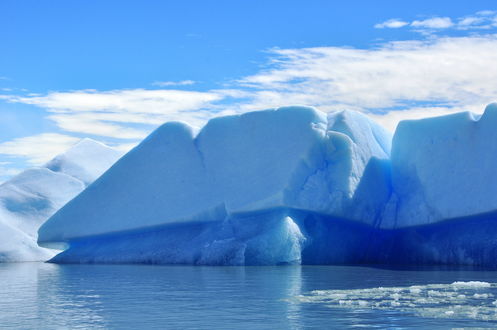 Обои на рабочий стол Крупный айсберг, отколовшийся от ледника Петермана / Petermann Glacier в северо-западной части Гренландии / Greenland