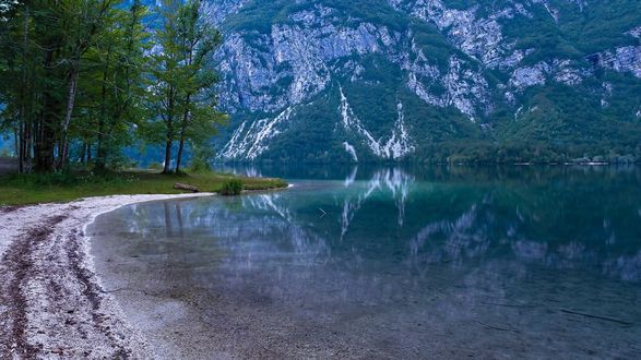 Обои на рабочий стол Бохиньское озеро / Bohinjsko jezero / Lake Bohinj в Словении / Slovenija / Slovenia, национальный парк Триглав / Triglavski narodni park / Triglav National Park