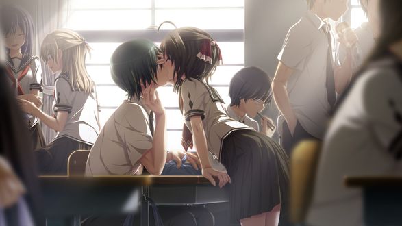 Обои на рабочий стол Minazuki Hotaru и Oribe Makoto целуются в классе на перемене из аниме Amatsutsumi