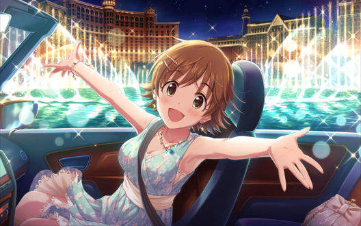 Обои на рабочий стол Мио Хонда / Honda Mio из аниме Идолмастер: Девушки-Золушки / Idolmaster / THE iDOLM@STER: Cinderella Girls сидит в машине и радуется танцующему фонтану в Лас-Вегасе