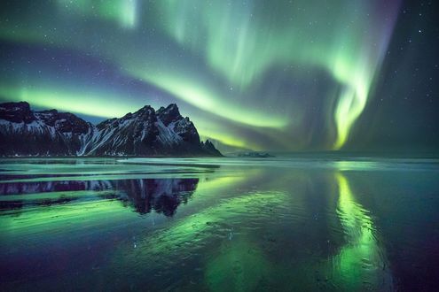 Обои на рабочий стол Отражение гор Vestrahorn и северного сияния в воде, Iceland / Исландия, фотограф Luca Micheli