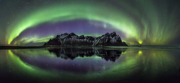Обои на рабочий стол Отражение гор Vestrahorn и северного сияния в воде, Iceland / Исландия, фотограф Luca Micheli