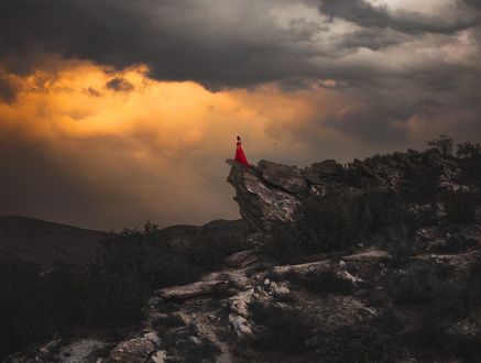 Обои на рабочий стол Девушка стоит на обрыве, фотограф Jessica Drossin