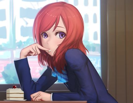 Обои на рабочий стол Nishikino Maki / Никишино Маки кушает пирожное, из аниме Love Live! / Живая Любовь