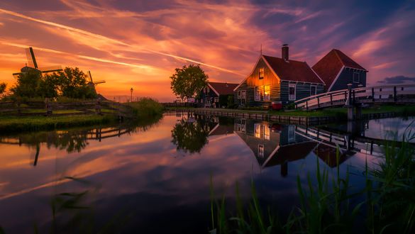Обои на рабочий стол Потрясающие здания и уникальный торфяной луг, Zaanse Schans, Netherlands / Нидерланды, недалеко от Amsterdam / Амстердама, фотограф Remo Scarfo