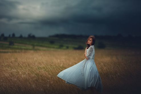 Обои на рабочий стол Девушка стоит в поле, фотограф Monica Lazar