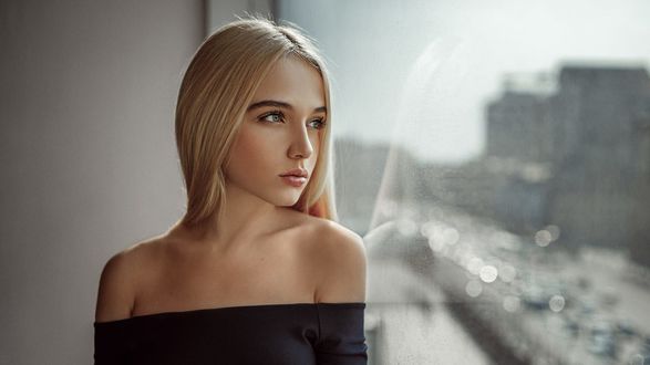 Обои на рабочий стол Белокурая модель Даша стоит у окна, фотограф Георгий Чернядьев