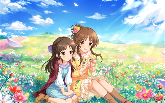 Обои на рабочий стол Айко Такамори / Takamori Aiko и Арису Тачибана / Tachibana Arisu из аниме Идолмастер: Девушки-Золушки / Idolmaster / THE iDOLM@STER: Cinderella Girls сидят на солнечной поляне и делают кольцо из цветка