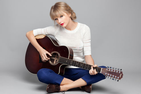 Обои на рабочий стол Певица Taylor Swift / Тейлор Свифт сидит на полу с гитарой