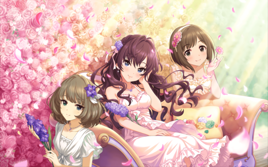 Обои на рабочий стол Шики Ичиносэ / Ichinose Shiki, Каэдэ Такагаки / Takagaki Kaede и Мику Маэкава / Maekawa Miku из аниме Идолмастер: Девушки-Золушки / Idolmaster / THE iDOLM@STER: Cinderella Girls сидят на фоне стены из цветов