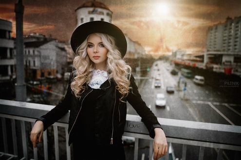 Обои на рабочий стол Девушка-блондинка в шляпе стоит на фоне города, фотограф Sergey Piltnik