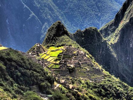 Обои на рабочий стол Горные вершины, поросшие лесом и руины, Machu Pichu, Peru