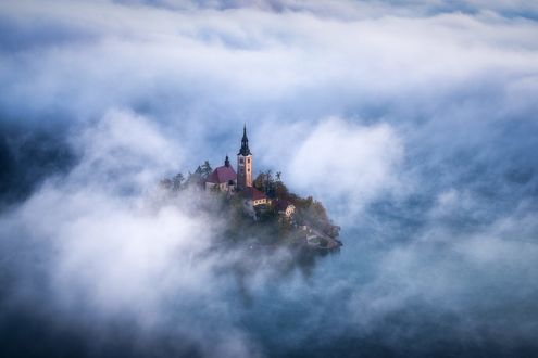 Обои на рабочий стол Церковь в облаках, фотограф Daniel F