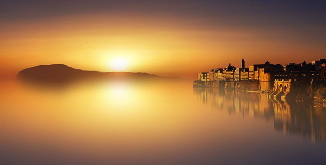 Обои на рабочий стол Солнце освещает город и море, фотограф Anna Ovatta