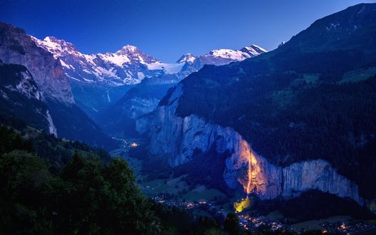Обои на рабочий стол Долина Лаутербруннен между гор, Switzerland / Швейцария