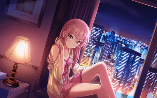 Обои на рабочий стол Мика Дзеогасаки / Jougasaki Mika из аниме Идолмастер: Девушки-Золушки / Idolmaster / THE iDOLM@STER: Cinderella Girls в соблазнительном пеньюаре сидит у окна в квартире на фоне ночного города