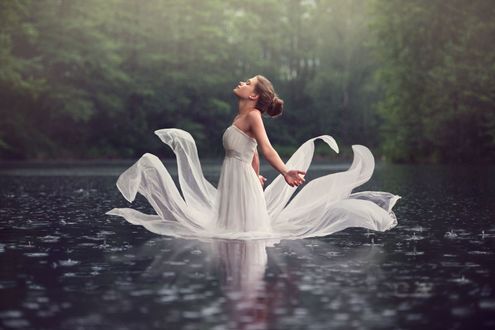 Обои на рабочий стол Девушка в белом платье стоит в воде, by baravavrova