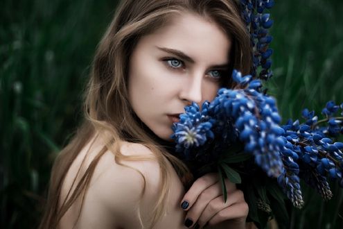 Обои на рабочий стол Девушка с голубыми цветами, by Alina Lyubko